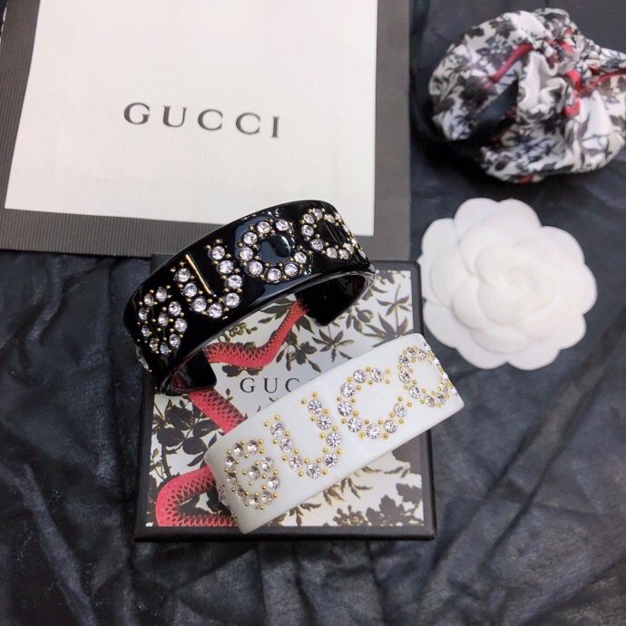 Gucci新款树脂手镯采用星星造型水晶和品 牌logo重新演绎。精致闪亮细节给这款怀旧配饰增添了出人意料