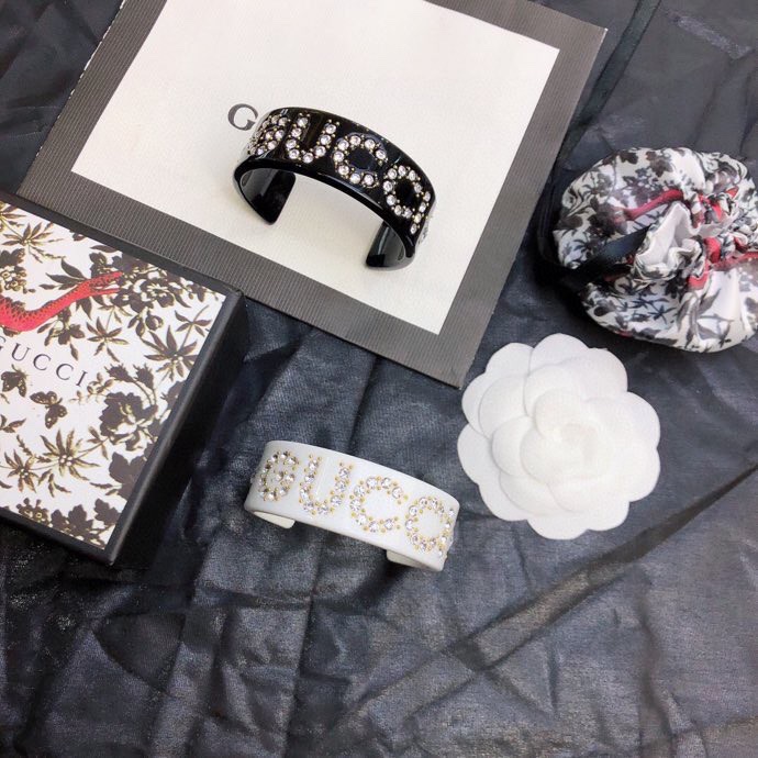 Gucci新款树脂手镯采用星星造型水晶和品 牌logo重新演绎。精致闪亮细节给这款怀旧配饰增添了出人意料