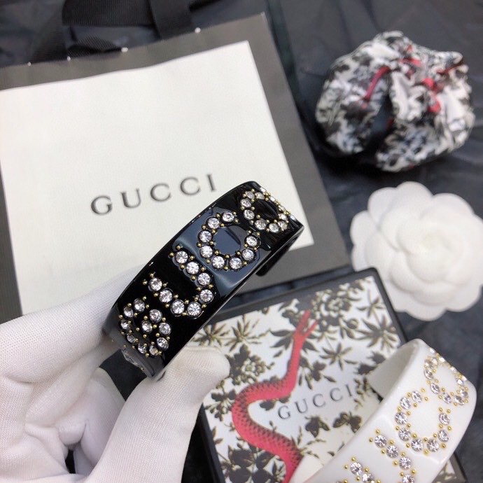 Gucci新款树脂手镯采用星星造型水晶和品 牌logo重新演绎。精致闪亮细节给这款怀旧配饰增添了出人意料