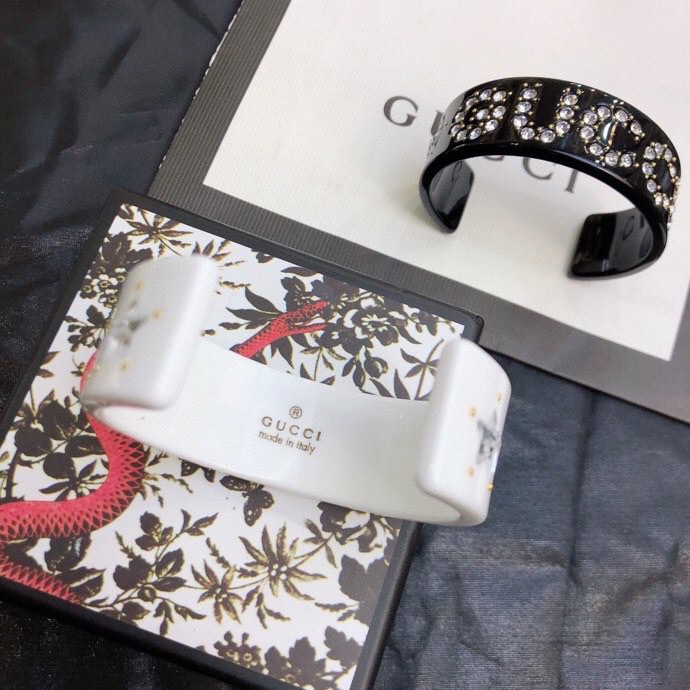 Gucci新款树脂手镯采用星星造型水晶和品 牌logo重新演绎。精致闪亮细节给这款怀旧配饰增添了出人意料