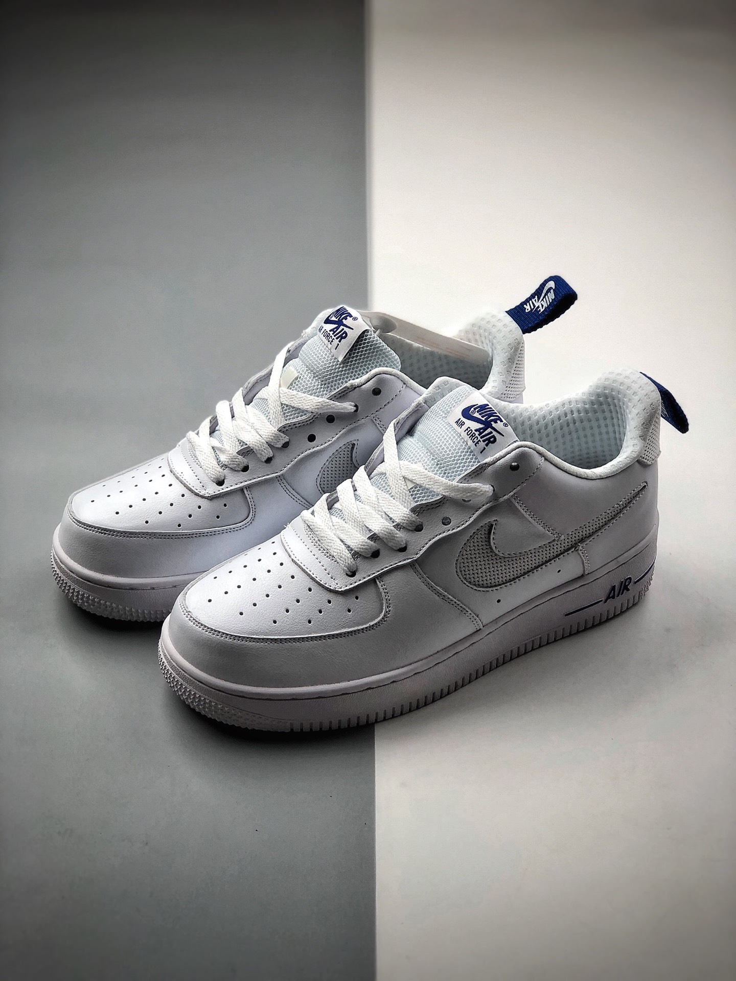 200  Nike 空军一号低帮运动休闲板鞋  货号：DC1429-100