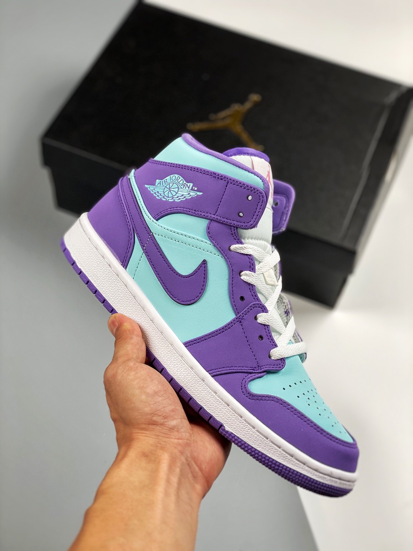 Air Jordan 1 Mid de caña media en azul y púrpura. Pedido de cliente de comercio exterior de Tmall, la mejor artesanía d…