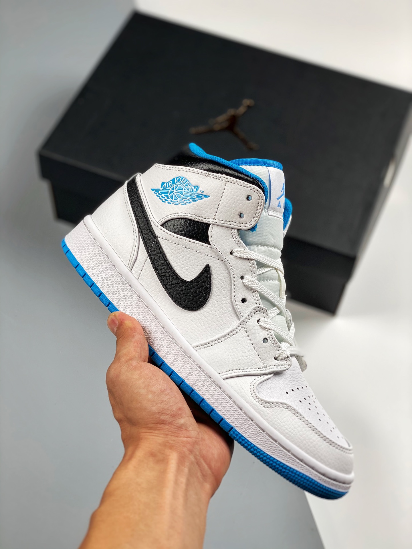 Air Jordan 1 Mid de caña media en azul láser. Pedido de cliente de comercio exterior de Tmall, la mejor artesanía del m…