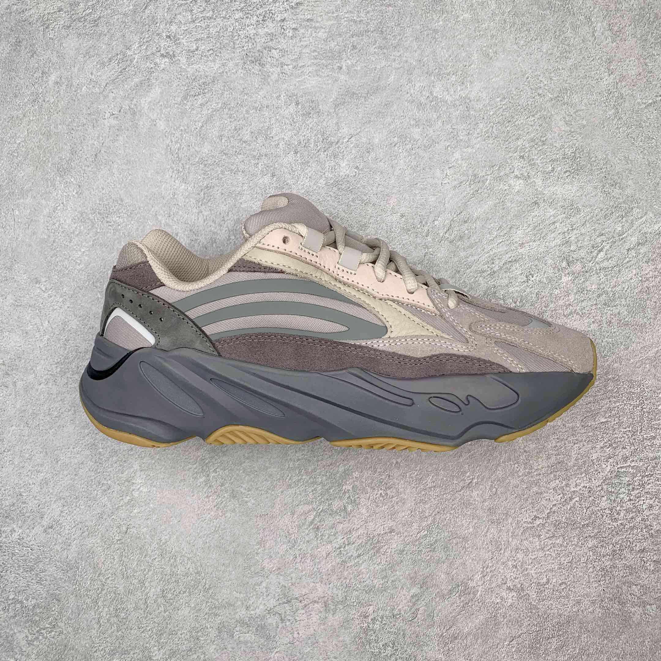 XP纯原YEEZY BOOST 700 V2 火山灰 FU7914 圈内高端卖家首选 完美零瑕疵 冲正绝不翻车 全套原厂楦头开版 原鞋开模 原厂EVA中底内嵌全掌巴斯夫原底 原厂材料渠道 遵循万邦指令单精准采购香州进口反绒长毛皮料 隆昌鞋身网面 原厂3M反光材质环保原胶水 全部均为原厂材料打造 实力代工厂高工艺组装❗️
