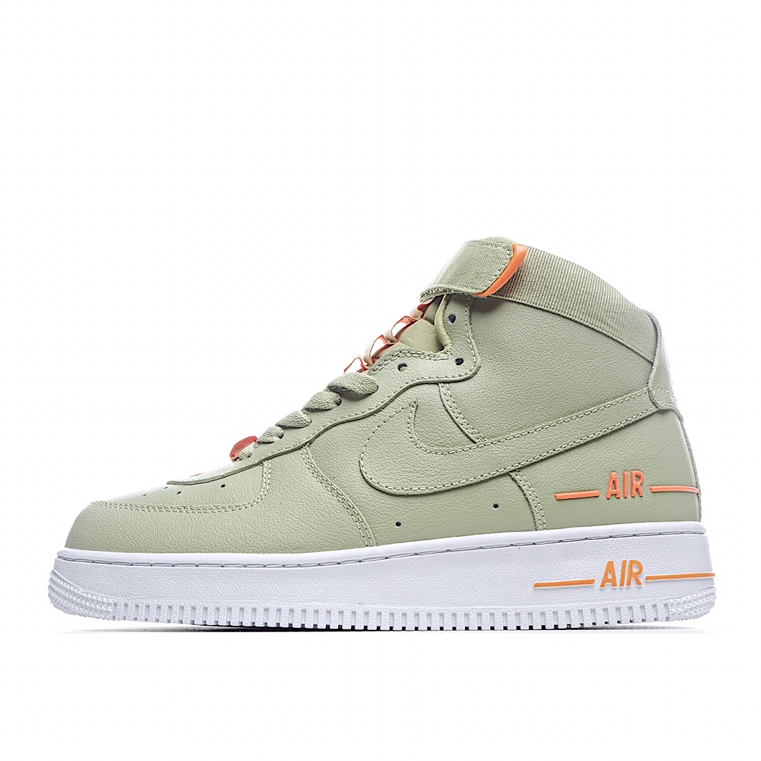 G0 耐克 Nike Air Force 1 High“高街联名”空军一号时尚休闲高帮板鞋 高帮造型外加鞋帮位置的绑带，尽显整双鞋的高街气质。最大亮眼当属鞋舌以串标形式呈现鞋舌标签，为整双鞋注入时尚感。