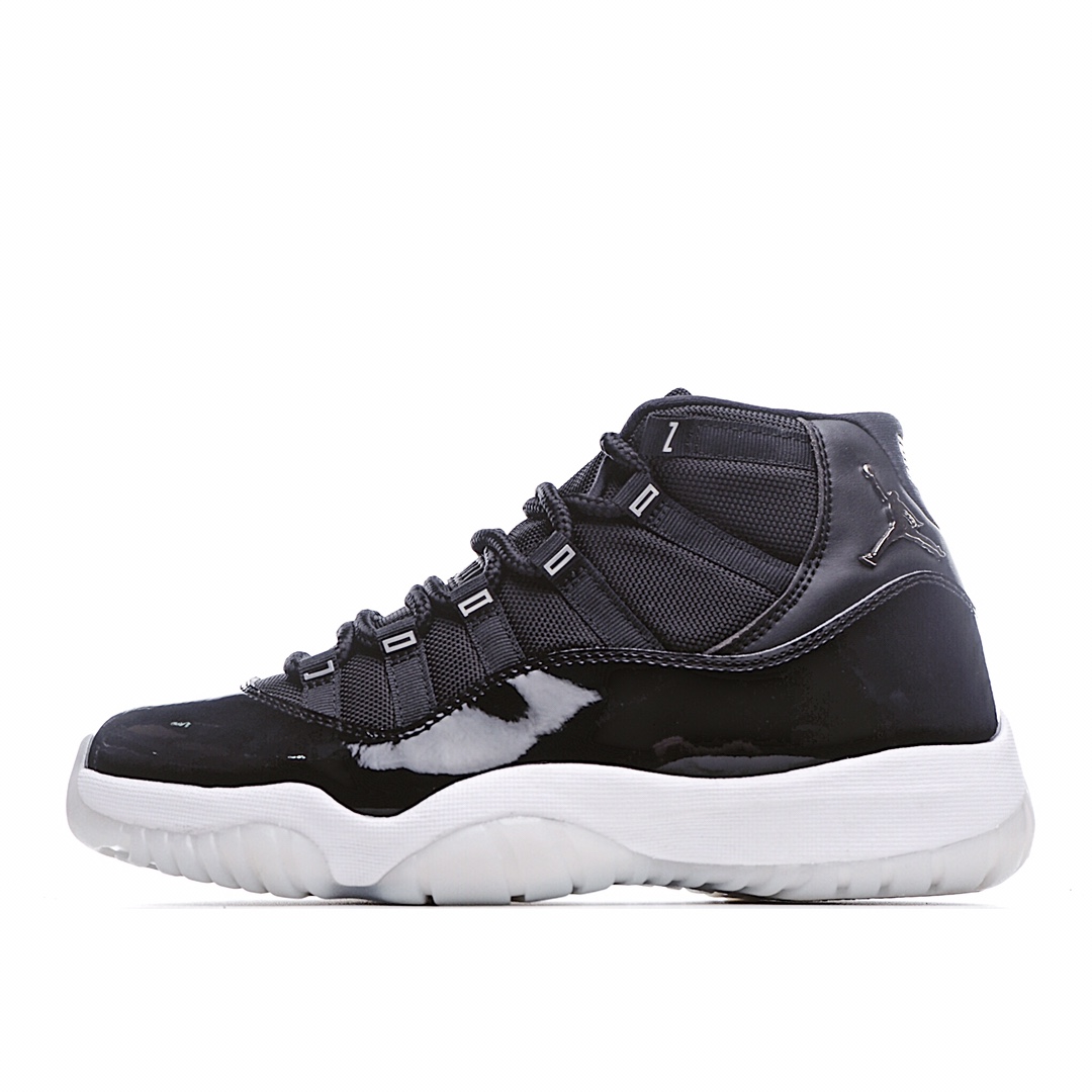 Air Jordan 11 “25th 周年 Anniversary”全新大魔王二代 整双鞋的设计相信大家都不陌生了 黑色的大漆皮搭配尼龙鞋面 白色的中底加上乳白色水晶外底，人气超高的黑白主题 还有颇多细节加持。第一个亮点在于鞋带孔部位配有银色 “JORDAN” 字样点缀，这个设计之前只在 DMP 套装中的那双小金人 Air Jordan 11 上出现过。另外一大亮点在于后跟的 Jumpman Logo 是以银色金属打造，后跟的数字 “23” 同样以液态银色涂装。最新细节披露出鞋垫印有 “25” 字样，以此致敬 Air Jordan 11 诞生 25 周年，这一细节还是首次出现在 Air Jordan 11 中，单凭这一点就纪念意义十足。