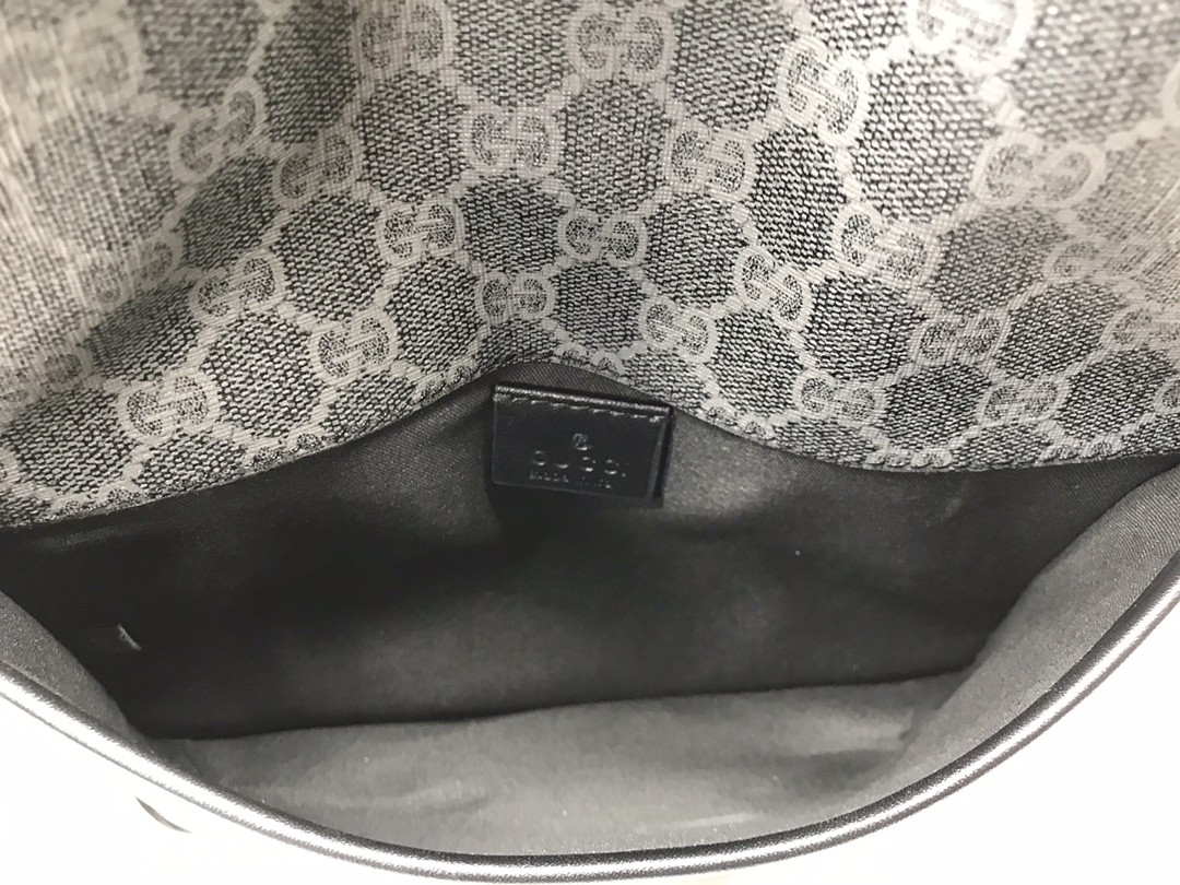 高品質な牛皮製ブラック腰包 - スタイリッシュなデザイン