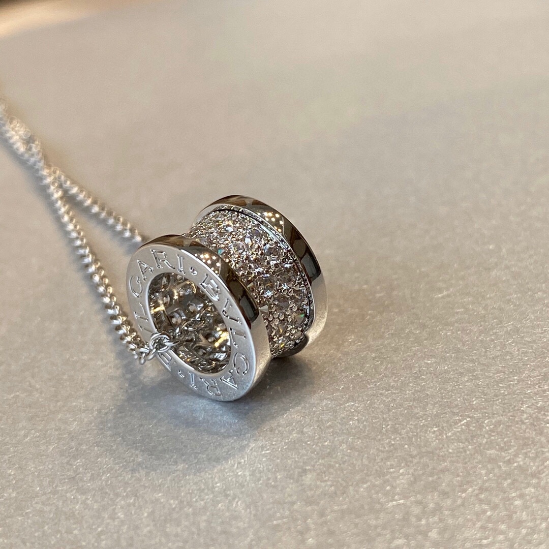 NO:101544,BV Large Full Diamond Small Waist Necklace This model is similar to the Little Red Man, but it is not as easy as the Little Red Man, and it is better to match in summer. The original counter version is full packaging. Platinum/Rose Gold, Bulgari Necklace, bottega veneta, bvlgari, necklace19860909BV 大号 满钻小蛮腰项链 此款跟小红人比较相似,但是没有小红人那么容易撞款,而且夏天更好搭哟,专柜原版 全套包装. 白金/玫金,宝格丽项链,bottega veneta,bvlgari,necklace,Jewelry