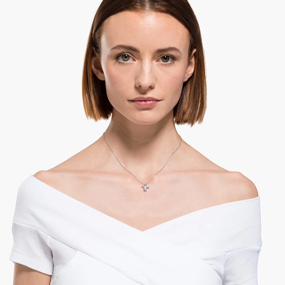 批60 Swarovski 三颗单钻水晶 锁骨项链

这款匠心独运的施华洛世奇饰坠缀有三颗闪亮迷人的白色Swarovski仿水晶：中央的水滴形仿水晶，另搭配两颗较小的圆形仿水晶，揉合做工考究的切割面，使简约设计中不失精致美感，并可为日常装扮增添魅力。方便您搭配其他类似风格的单品。