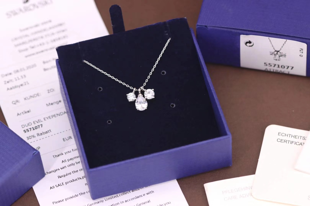 批60 Swarovski 三颗单钻水晶 锁骨项链

这款匠心独运的施华洛世奇饰坠缀有三颗闪亮迷人的白色Swarovski仿水晶：中央的水滴形仿水晶，另搭配两颗较小的圆形仿水晶，揉合做工考究的切割面，使简约设计中不失精致美感，并可为日常装扮增添魅力。方便您搭配其他类似风格的单品。