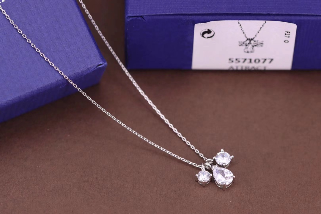 批60 Swarovski 三颗单钻水晶 锁骨项链

这款匠心独运的施华洛世奇饰坠缀有三颗闪亮迷人的白色Swarovski仿水晶：中央的水滴形仿水晶，另搭配两颗较小的圆形仿水晶，揉合做工考究的切割面，使简约设计中不失精致美感，并可为日常装扮增添魅力。方便您搭配其他类似风格的单品。