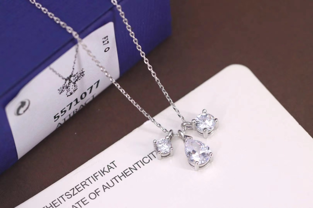 批60 Swarovski 三颗单钻水晶 锁骨项链

这款匠心独运的施华洛世奇饰坠缀有三颗闪亮迷人的白色Swarovski仿水晶：中央的水滴形仿水晶，另搭配两颗较小的圆形仿水晶，揉合做工考究的切割面，使简约设计中不失精致美感，并可为日常装扮增添魅力。方便您搭配其他类似风格的单品。