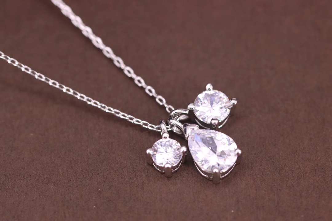 批60 Swarovski 三颗单钻水晶 锁骨项链

这款匠心独运的施华洛世奇饰坠缀有三颗闪亮迷人的白色Swarovski仿水晶：中央的水滴形仿水晶，另搭配两颗较小的圆形仿水晶，揉合做工考究的切割面，使简约设计中不失精致美感，并可为日常装扮增添魅力。方便您搭配其他类似风格的单品。