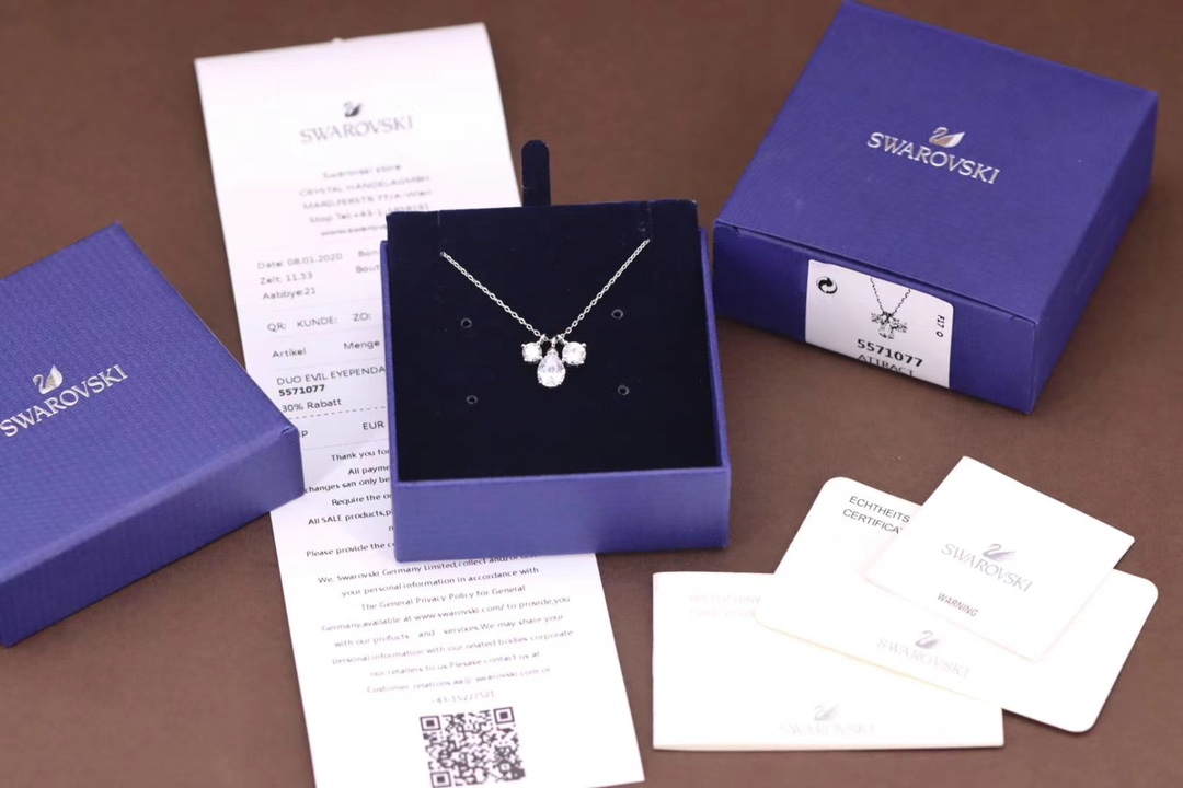批60 Swarovski 三颗单钻水晶 锁骨项链

这款匠心独运的施华洛世奇饰坠缀有三颗闪亮迷人的白色Swarovski仿水晶：中央的水滴形仿水晶，另搭配两颗较小的圆形仿水晶，揉合做工考究的切割面，使简约设计中不失精致美感，并可为日常装扮增添魅力。方便您搭配其他类似风格的单品。