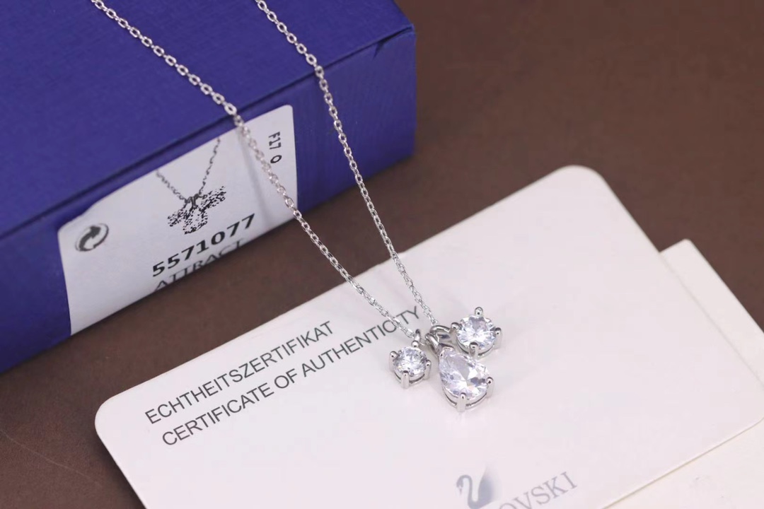 批60 Swarovski 三颗单钻水晶 锁骨项链

这款匠心独运的施华洛世奇饰坠缀有三颗闪亮迷人的白色Swarovski仿水晶：中央的水滴形仿水晶，另搭配两颗较小的圆形仿水晶，揉合做工考究的切割面，使简约设计中不失精致美感，并可为日常装扮增添魅力。方便您搭配其他类似风格的单品。