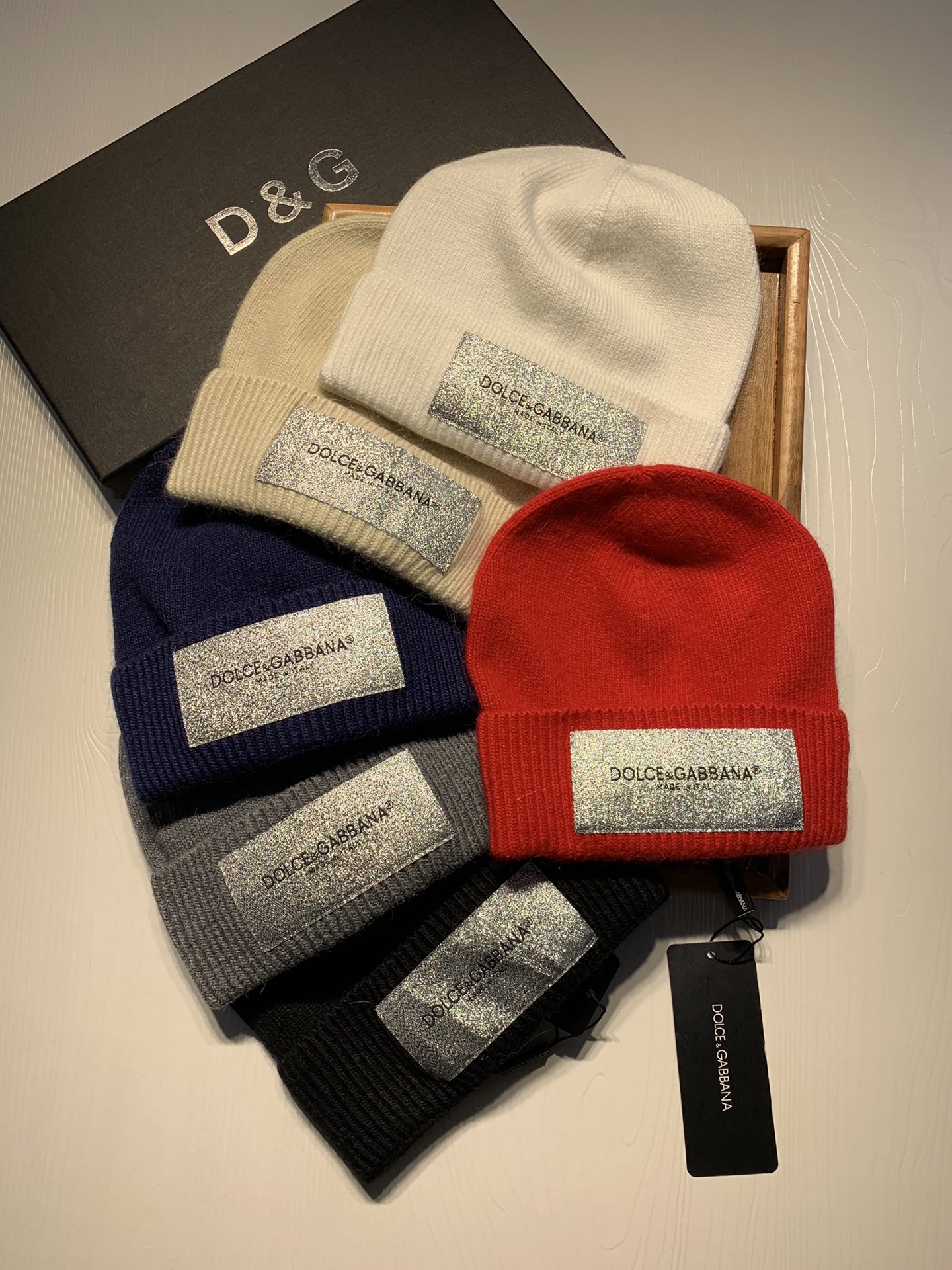 NO:215507,D&G.【Wool Single Hat】Guest wool for customers!  A precious collection of soul hats!  Guest color yarn is very beautiful!  classic!  The touch is soft and greasy. 70 wool 30 rabbit hair. A lamb combed lamb can only produce 30-40g of wool. Such a hat requires three or four lambs. Don’t use ordinary hats on the market to pretend to be. Is the yarn supplied by customers good? The market goods are incomparable!  The top-notch luxury of materials is the charm of the product. Easy access to the counter. Those who mix in the counter must receive it. They love every color. And they are beautiful and endurable!  Men, women, young and old can wear it!  You can beautify the real thing~ Hat Fisherman's hat Baseball hat Knitted hat, hat, Dolce & Gabbana, espadrilles, hats19860909D&G.【羊毛单帽】客供小羊毛！珍贵典藏的灵魂帽子！客供色纱.每个颜色都非常好看！经典！手感软腻.70羊毛30兔毛.一只小羊精梳过的小羊仅能产出30-40g的羊毛.这么一个帽子得三四只小羊.不要拿市面上普通帽子冒充相比.客供的纱线好吗.市场货没得比！用料顶级奢华这就是产品的魅力.轻松出入专柜.混专柜的来必收.素色每个颜色都爱.而且美耐级了！男女老少均可用佩戴！见到实物你们能美化了～帽子渔夫帽棒球帽针织帽,帽子,Dolce&Gabbana,espadrilles,hats,hat