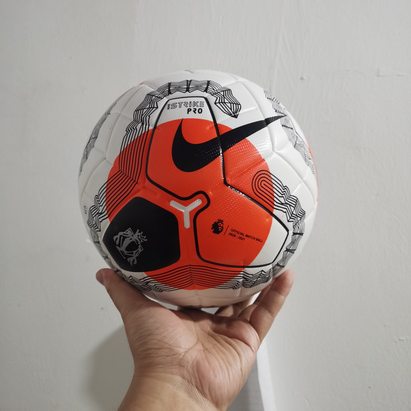 本地自取80
正品NIKE耐克【足球】⚽ 英超联赛比赛用球 5号训练足球
材质:pu热粘合贴皮【不变形 不吸水】
供应商：亚马逊渠道货
⚽⚽⚽⚽⚽⚽⚽⚽
———————————————
⚽⚽正品足球⚽官方防伪⚽品质保证⚽⚽

🔥🔥注意事项🔥🔥: 

充气前请充分湿润球针，用油或者肥皂水为佳，防止气门受损，造成气门漏气。🔥