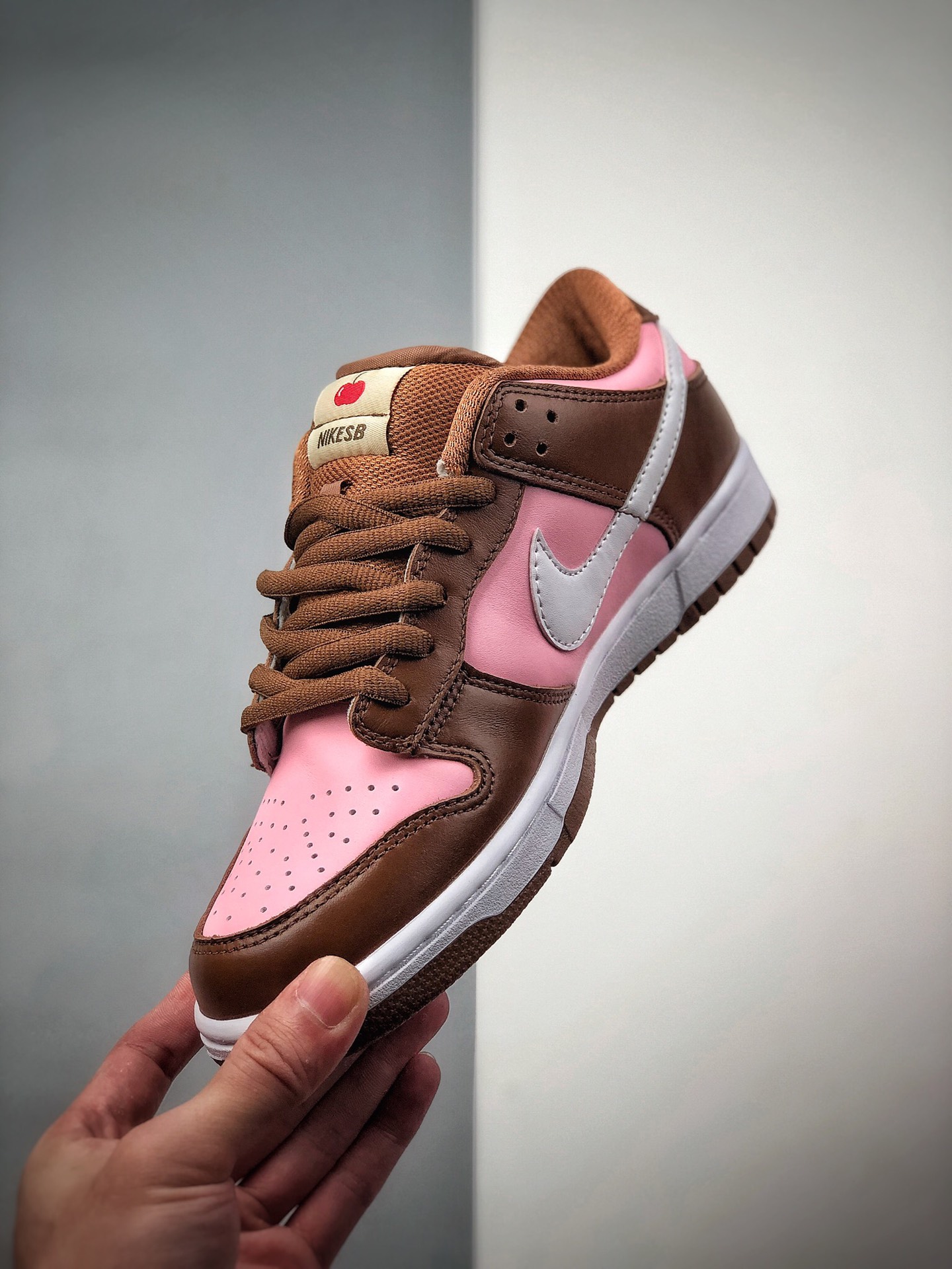 280  Stussy x SB Dunk Low Pro ”Cherry” 樱桃粉棕联名低帮滑板鞋304292-671