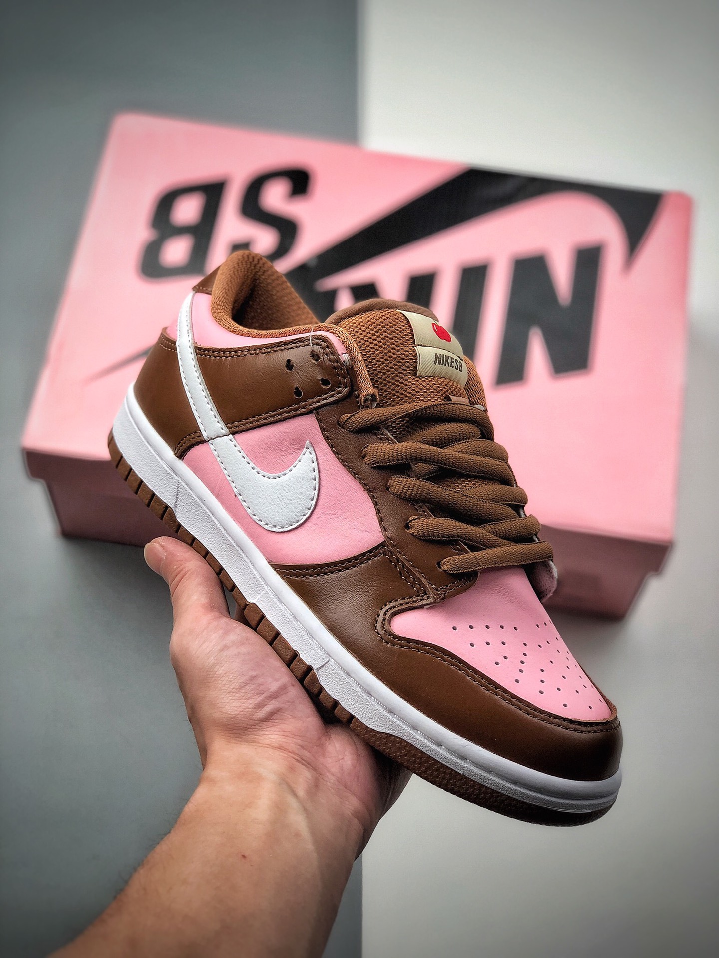 280  Stussy x SB Dunk Low Pro ”Cherry” 樱桃粉棕联名低帮滑板鞋304292-671