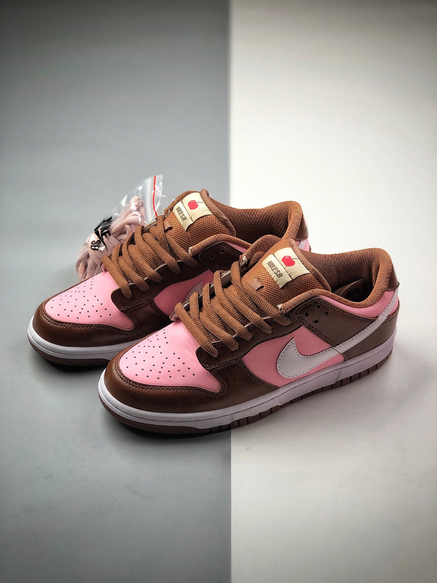 280  Stussy x SB Dunk Low Pro ”Cherry” 樱桃粉棕联名低帮滑板鞋304292-671