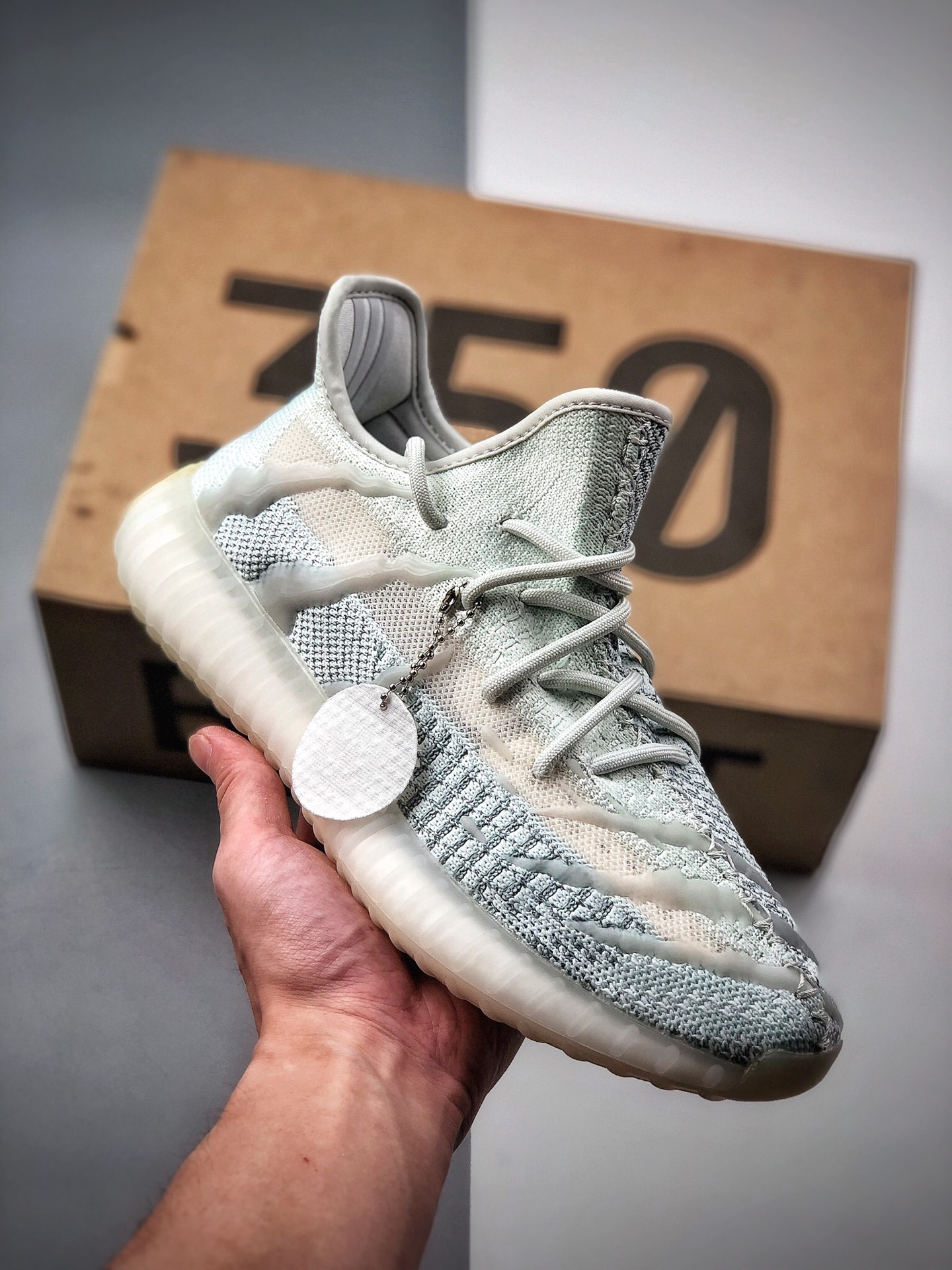 Serie luminosa: Kanye vuelve a colaborar con adidas Yeezy Boost 350 V2 Monster Yeezy 350 V3 white water drop.…