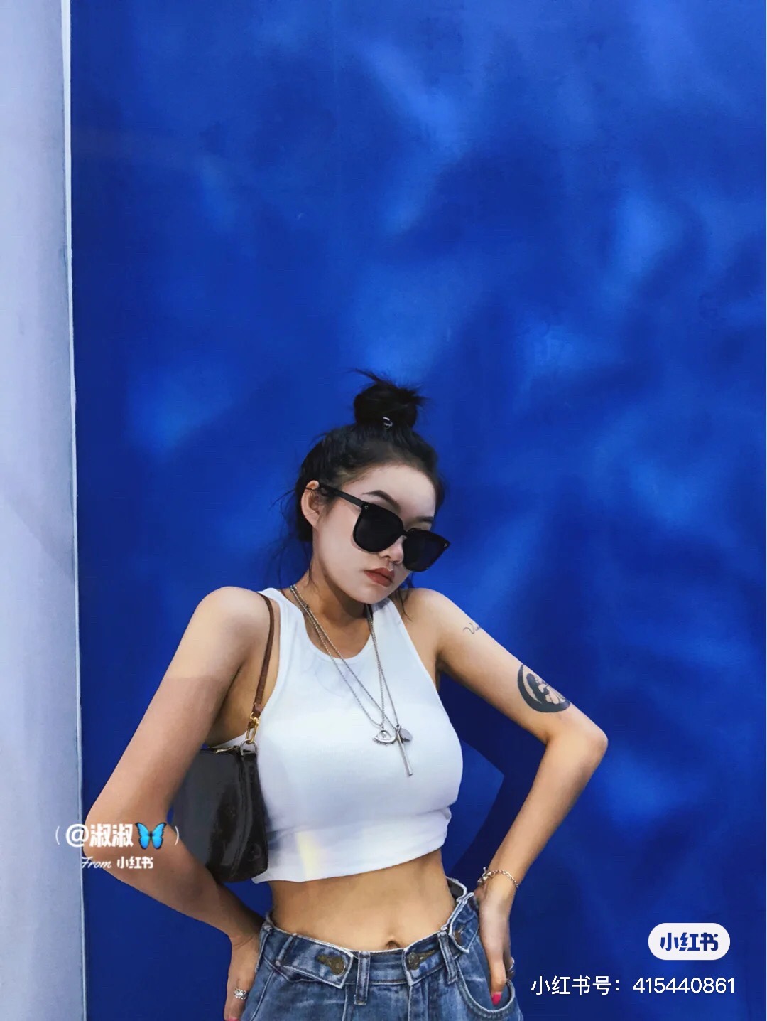 这上身效果给了十足的视觉冲击力
原以为是一个简单的小包
上身却如此有味道！！
