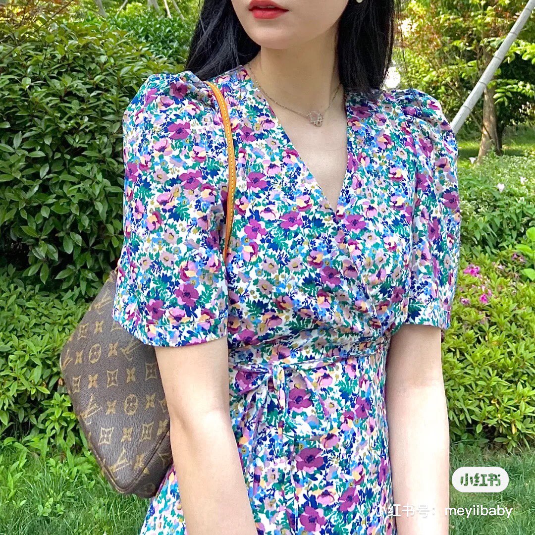 这上身效果给了十足的视觉冲击力
原以为是一个简单的小包
上身却如此有味道！！