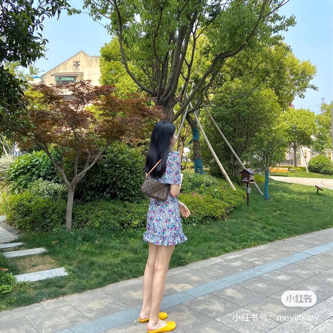 这上身效果给了十足的视觉冲击力
原以为是一个简单的小包
上身却如此有味道！！