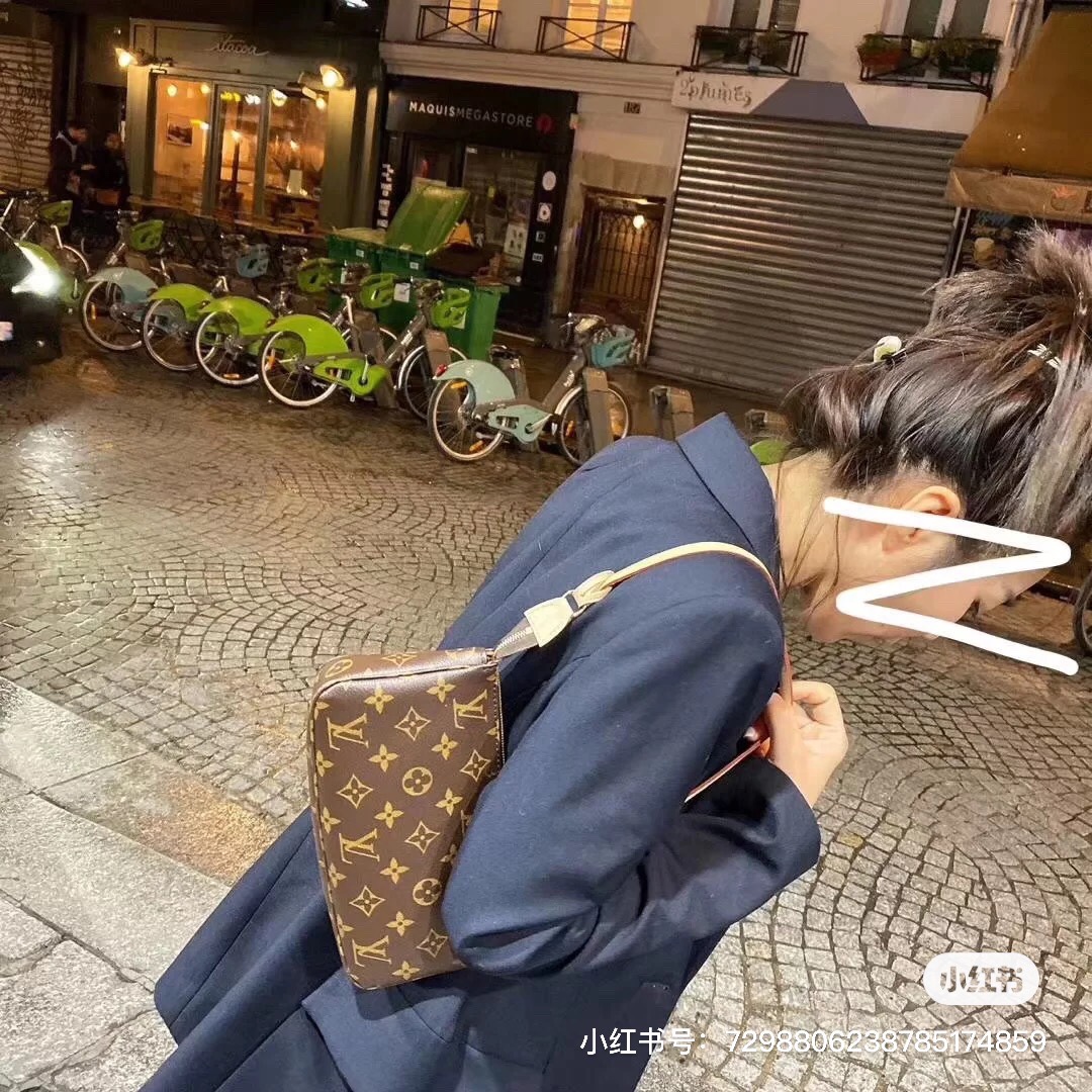 这上身效果给了十足的视觉冲击力
原以为是一个简单的小包
上身却如此有味道！！