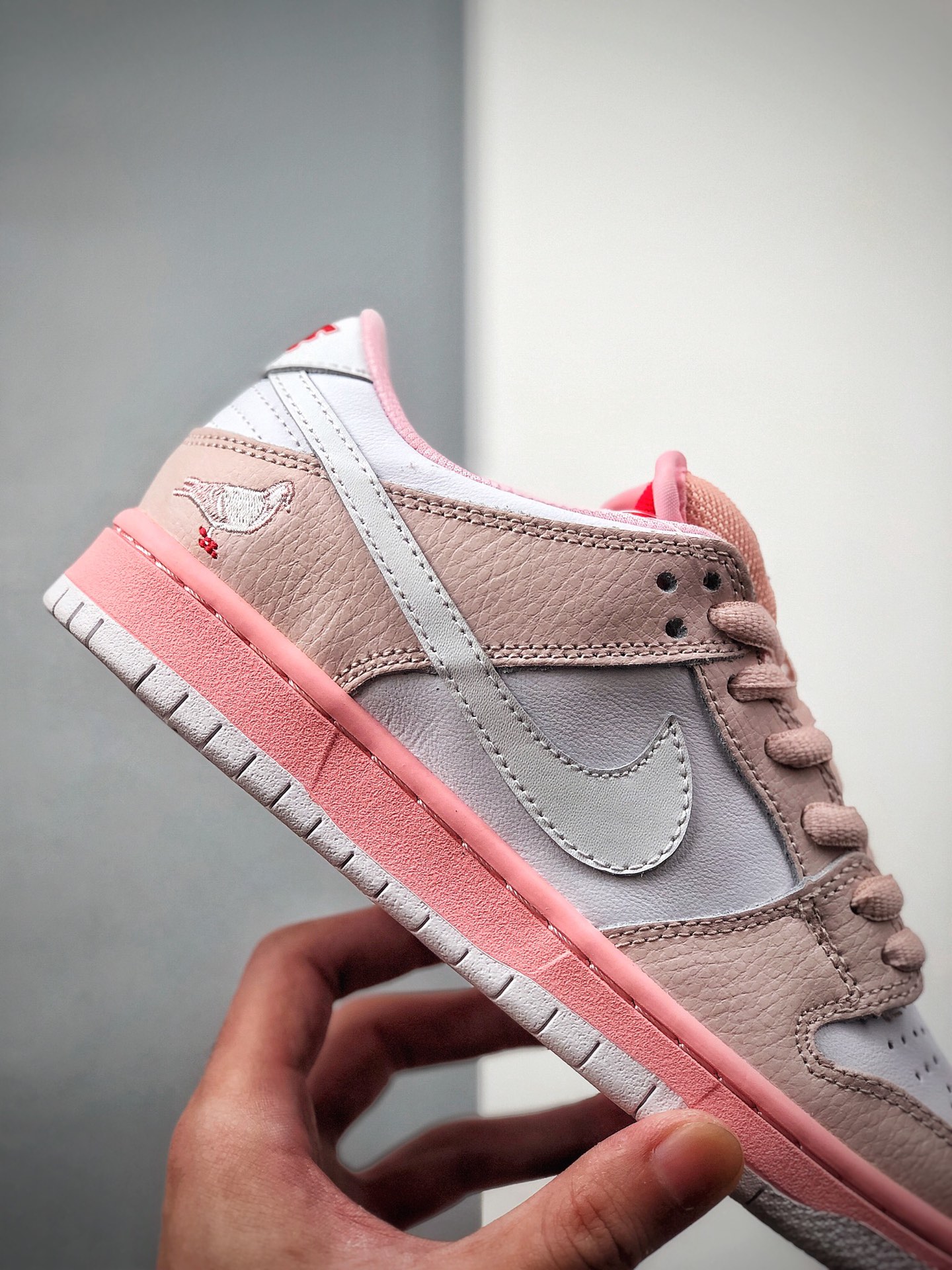 200  Nike SB Dunk Low 粉鸽子为了跟随美国日渐风靡街头文化BV1310-012