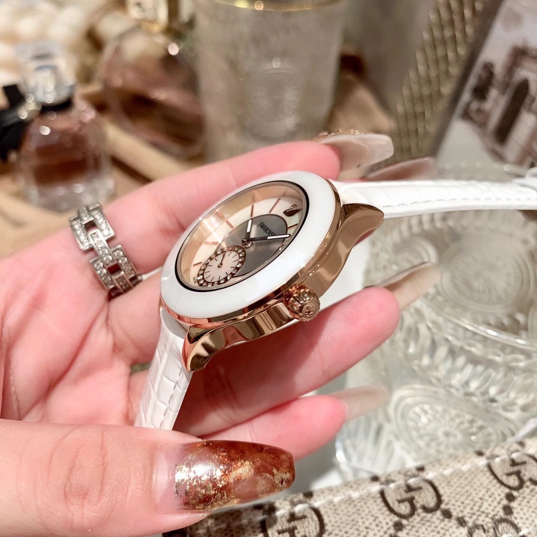 Unknown Swarovski Classica 这款既 又典雅的手表 以惊艳手法揉合了绿色与玫瑰金色元素
