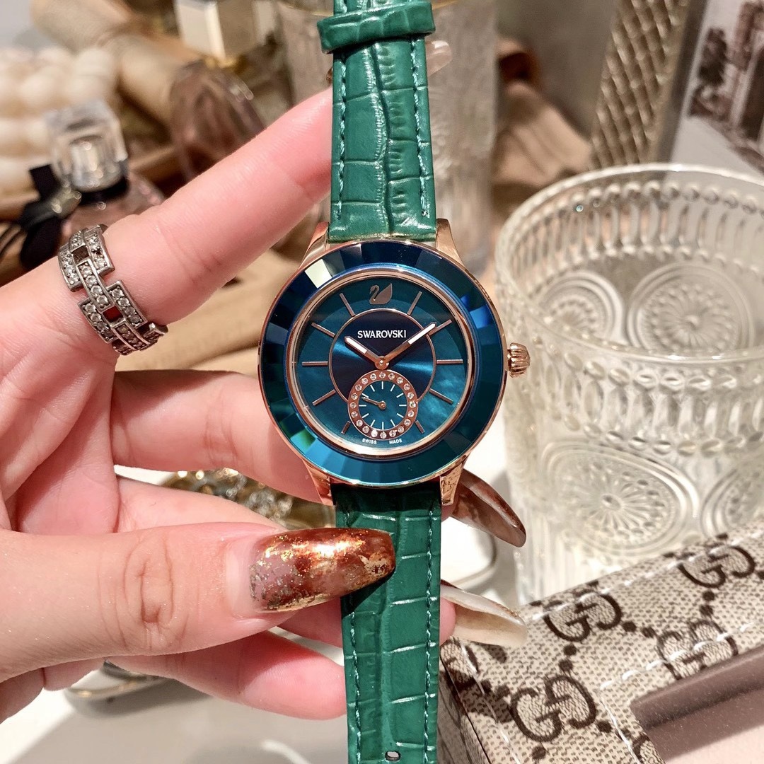 Unknown Swarovski Classica 这款既 又典雅的手表 以惊艳手法揉合了绿色与玫瑰金色元素