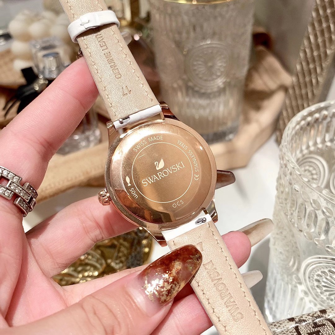 Unknown Swarovski Classica 这款既 又典雅的手表 以惊艳手法揉合了绿色与玫瑰金色元素