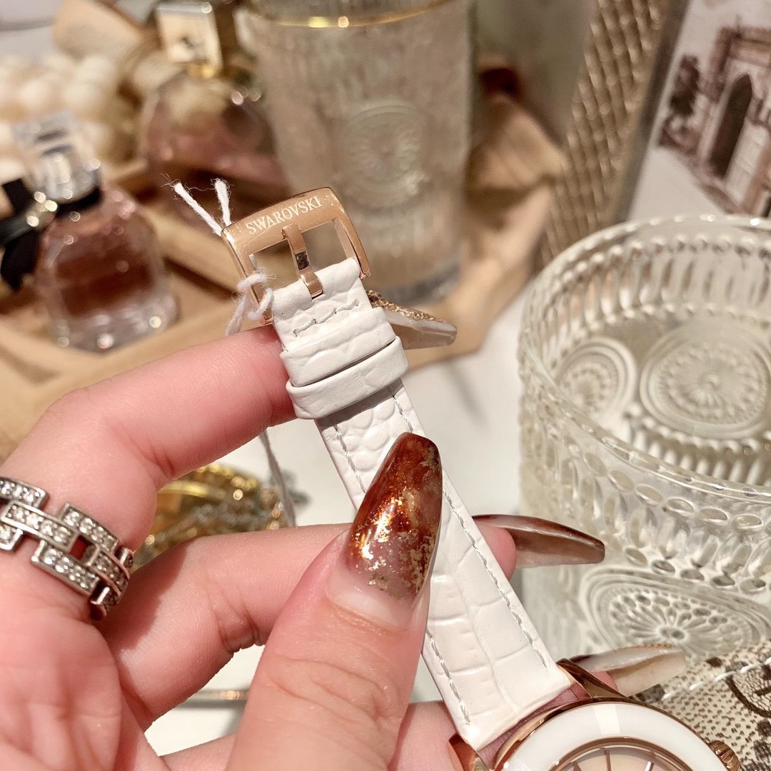 Unknown Swarovski Classica 这款既 又典雅的手表 以惊艳手法揉合了绿色与玫瑰金色元素