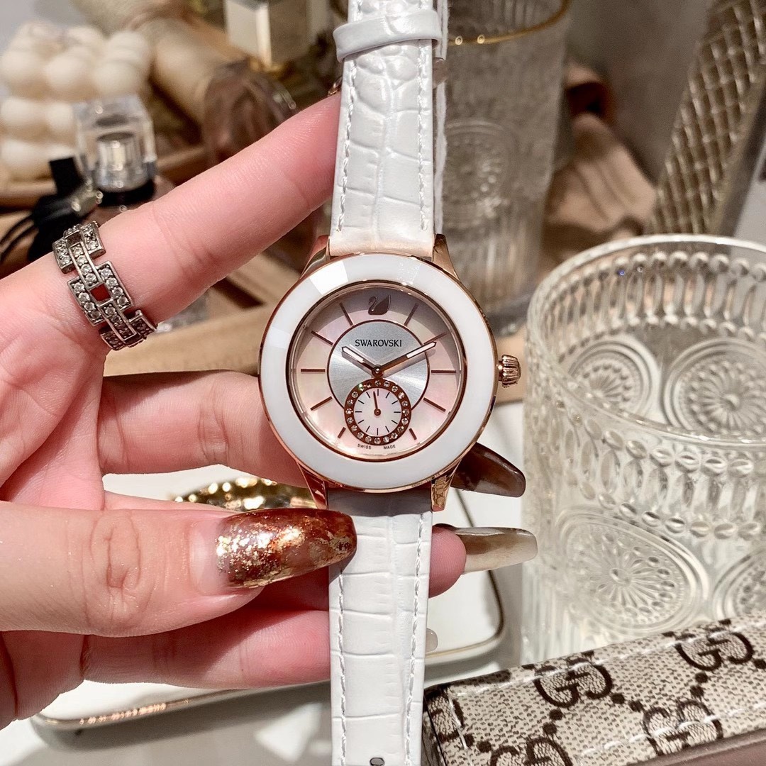 Unknown Swarovski Classica 这款既 又典雅的手表 以惊艳手法揉合了绿色与玫瑰金色元素