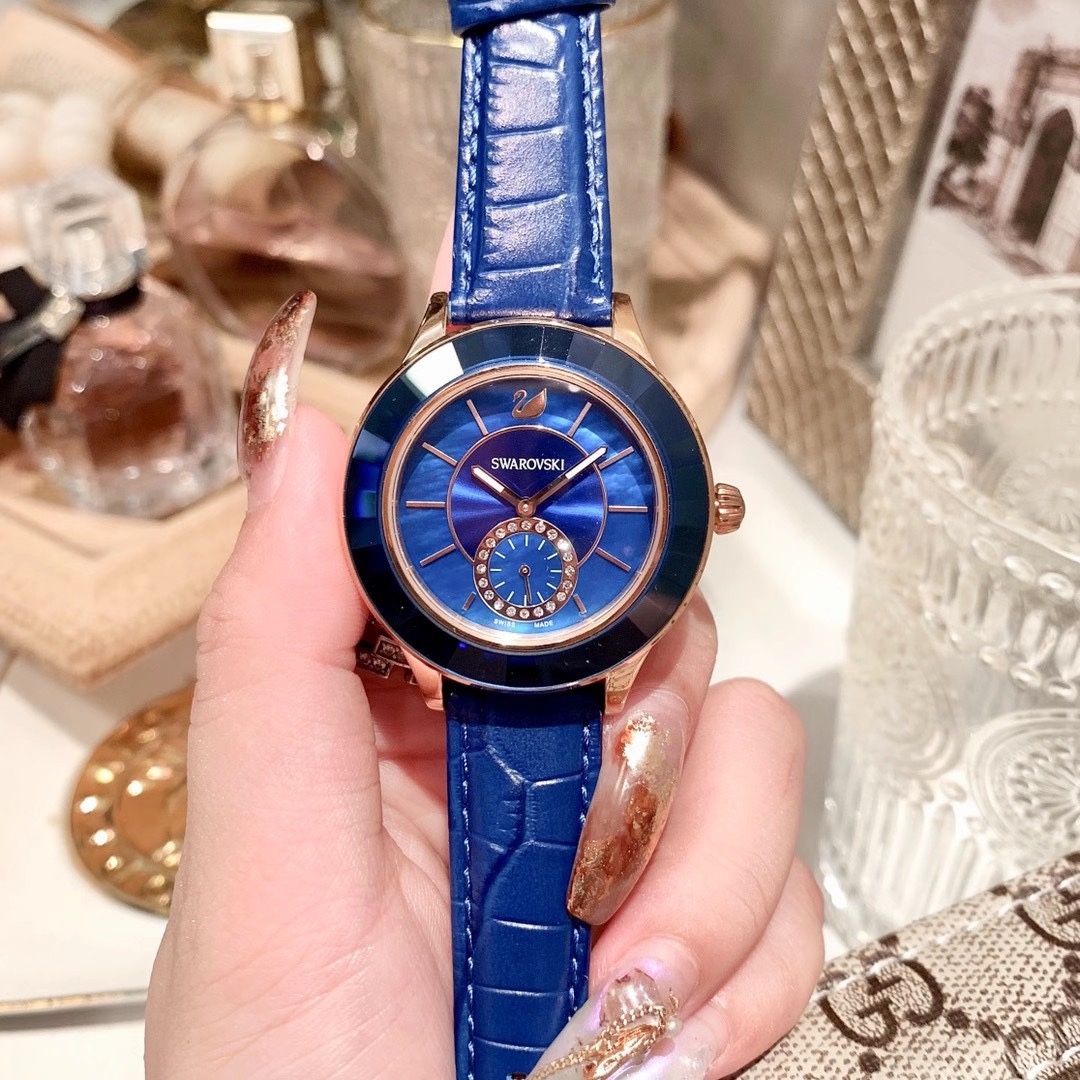 Unknown Swarovski Classica 这款既 又典雅的手表 以惊艳手法揉合了绿色与玫瑰金色元素