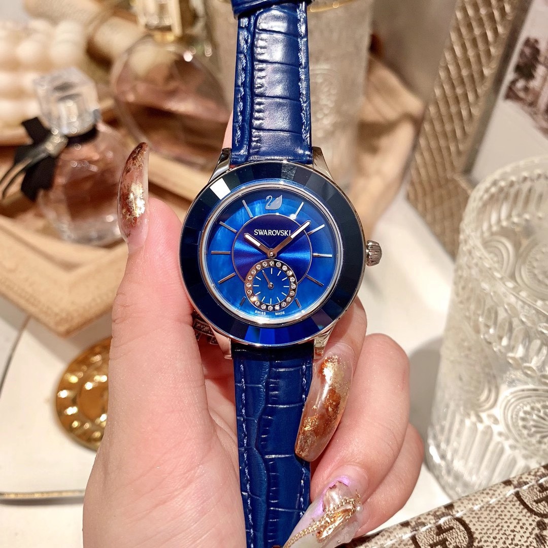 Unknown Swarovski Classica 这款既 又典雅的手表 以惊艳手法揉合了绿色与玫瑰金色元素