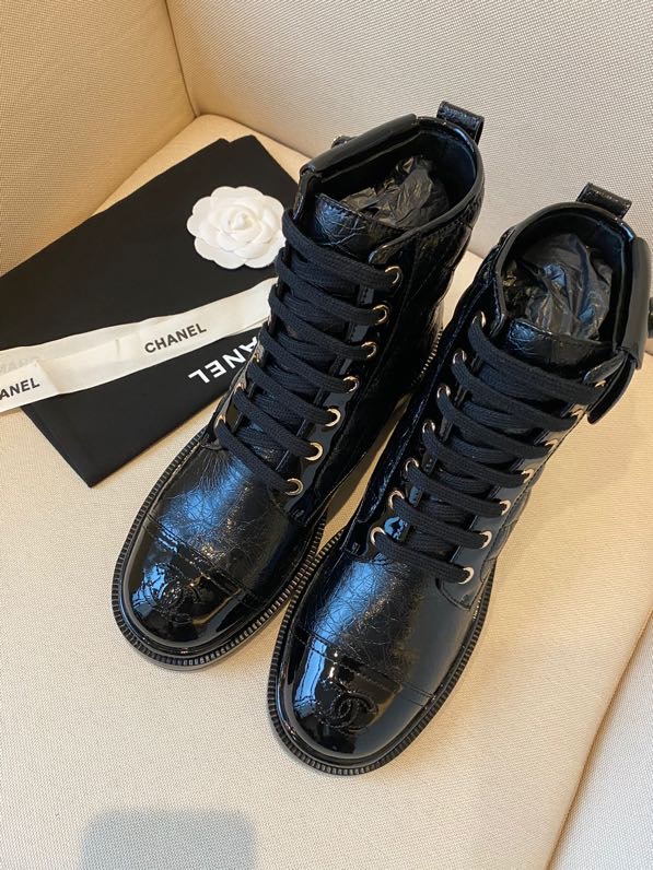 CHANEL Botte femme collection automne-hiver, sans lacets, bottes droites, bottes cavalières, semelle extérieure en cuir véritable d'Italie