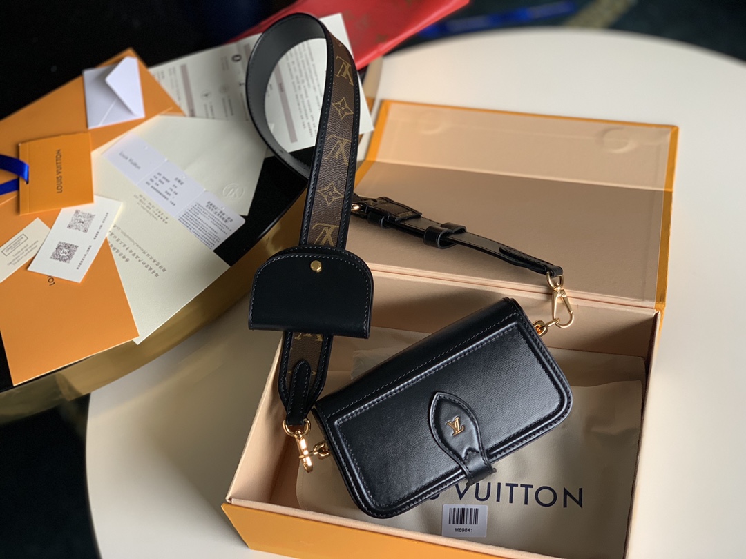 NO:396122,【Exclusive real photo M69841 black full leather】OFFICIER handbag Officier handbags fuse cowhide and Monogram canvas details. It contains zippered bags and can easily accommodate the phone. Its adjustable wide shoulder straps are equipped with sliding coin wallets. Its practical functions are injected into the avant-garde design. Size17x10x4.5CM W.,LV [original leather], off white,louis vuitton, wallets,cowhide19860909【独家实拍M69841黑色全皮】OFFICIER 手袋 Officier 手袋融合牛皮和 Monogram 帆布细节 内含拉链袋且可轻松容纳手机 其可调节宽肩带配有滑动零钱包 为前卫设计注入实用功能Size17x10x4.5CM W.,LV【原厂皮】,off white,louis vuitton,wallets,cowhide,Bag