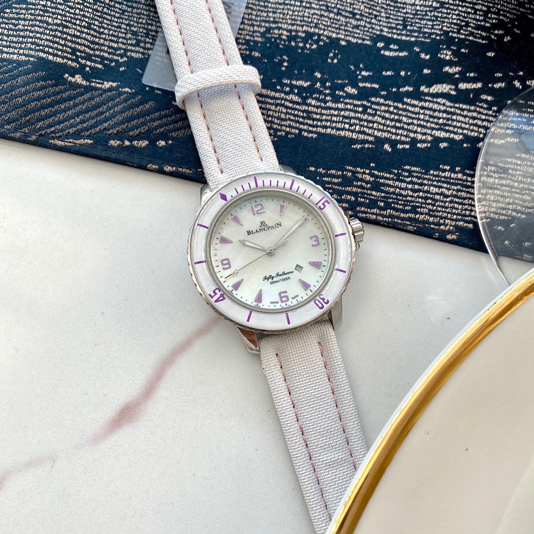 Red-Hot Women’s Wristwatch with Real Cow Belt and Stone Cores – Branding Details - 图片 3