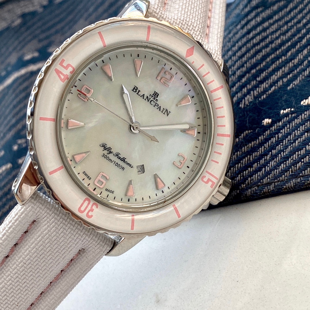 Red-Hot Women’s Wristwatch with Real Cow Belt and Stone Cores – Branding Details - 图片 4