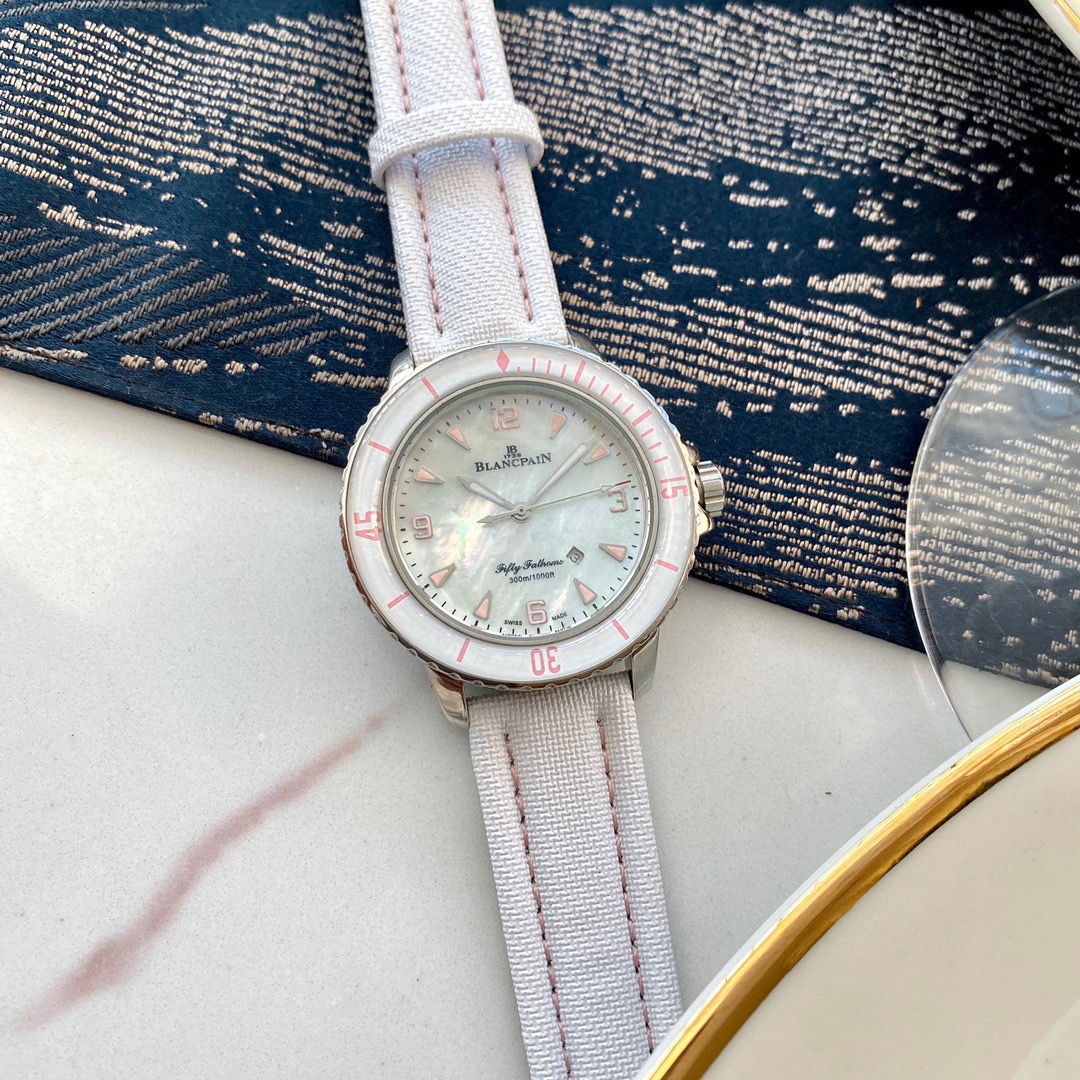 Red-Hot Women’s Wristwatch with Real Cow Belt and Stone Cores – Branding Details - 图片 5
