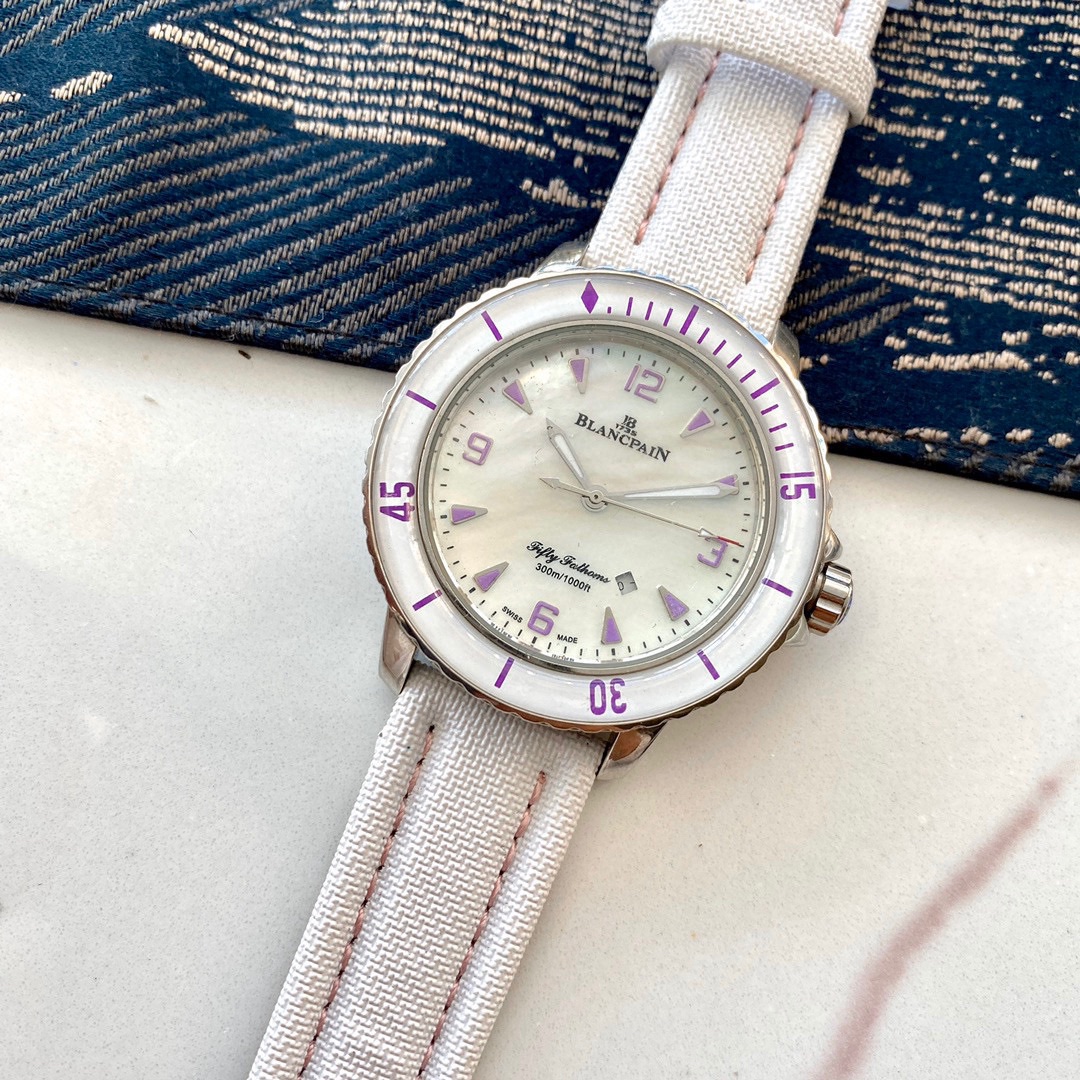 Red-Hot Women’s Wristwatch with Real Cow Belt and Stone Cores – Branding Details - 图片 2