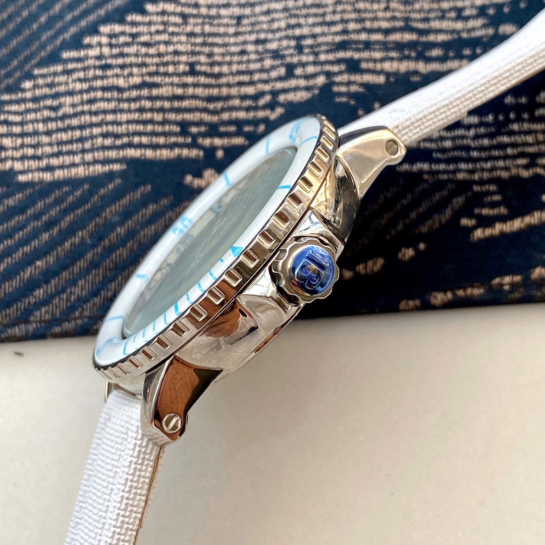 Red-Hot Women’s Wristwatch with Real Cow Belt and Stone Cores – Branding Details - 图片 9