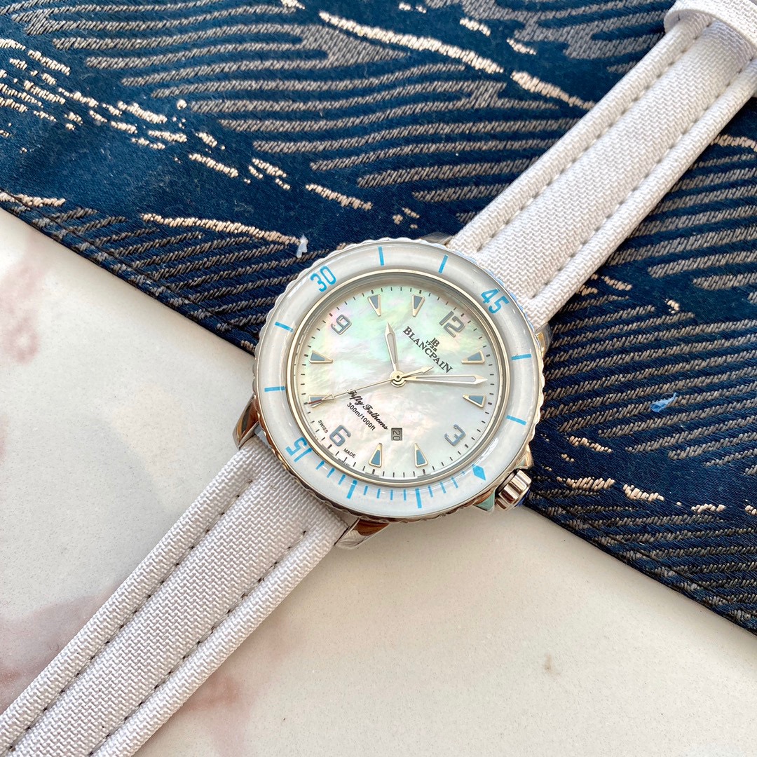 Red-Hot Women’s Wristwatch with Real Cow Belt and Stone Cores – Branding Details - 图片 7