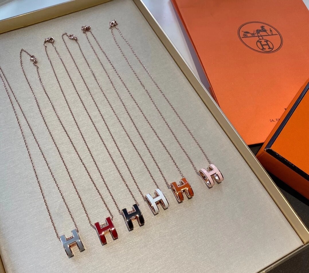 NO:619346,H is a super gentle and high-end enamel color, which can be salty or sweet. It is very playful and sexy when worn on the collarbone. The enamel colors vary. It is bright and matched with high-end, gold and rose gold two-color chains, Hermes necklaces, hermes, necklace, gold19860909H超级温柔又高级的珐琅色,可盐可甜, 戴在锁骨位置非常俏皮性感,珐琅颜色变化多端 亮丽搭配高版,黄金,玫瑰金两色链,爱马仕项链,hermes,necklace,gold,Jewelry