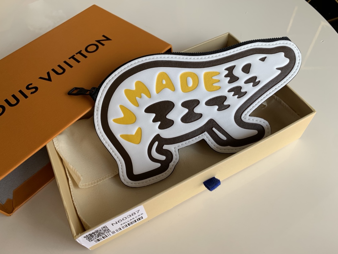 NO:396126,[Exclusive real photo N60387] The Bear coin bag is from Nigo, a representative figure of Japanese streetwear. It uses a pocket polar bear shape to achieve portability. It can be fixed to the handbag with a leather D-ring. The Giant Damier Ebene pattern embellishes one side, and the image of the polar bear marked by the back can be turned over. Size: 11.0 x 20.0 x 1.0 cm Z.230, LV [original leather], louis vuitton19860909【独家实拍N60387】Bear 零钱袋出自日本街头服饰代表人物 Nigo 之手,以袖珍北极熊造型实现便携功能,可利用皮革 D 形环固定于手袋.Giant Damier Ebene 图案点缀一侧,翻转可见身背 LV MADE 标识的北极熊形象.尺寸: 11.0 x 20.0 x 1.0 cm Z.230,LV【原厂皮】,louis vuitton,Bag