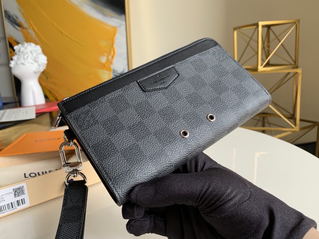NO:396294,【Exclusive real photo M60379】Higer wallet men's handbag. M69407 Zippy Dragonne zipper wallet. Pay tribute to Louis Vuitton's tradition of traveling and making travel boxes. The wallet is decorated with travel style patches and Louis Vuitton logo. This wallet is compact inside and simple in design, making it ideal for daily use. Size 19.0 x 11.0 x 3.5 cm A., LV [original leather], louis vuitton, louis vuitton, wallets19860909【独家实拍M60379】黑格钱包 男士手包.M69407 Zippy Dragonne拉链钱包.致敬路易威登旅行和制作旅行箱的传统,钱夹饰有旅行风格贴片和路易威登标识.这款钱夹内部紧凑,设计简洁,是日常使用的理想选择.尺寸19.0 x 11.0 x 3.5 cm A.,LV【原厂皮】,louis vuitton,louis vuitton,wallets,Bag