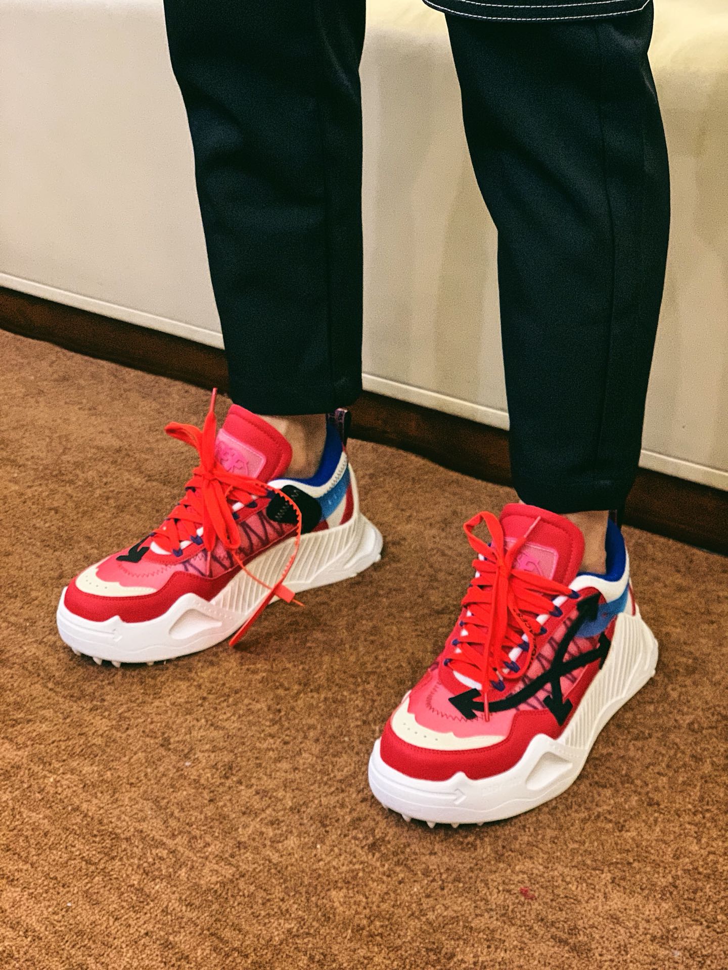 p270 齐色齐色齐色,颜色多多
OFF-WHITE 运动鞋
高版本非福建货
2020 春夏秀款球鞋正式发布独家上线曝光新配色高端版本出货/ 情侣款所有配件均通过定做出产正品裁片 原版比例大箭头定制网眼布双拼牛皮进口机器针车 数控针距精准做工不输大牌里层为高密度透气网眼布/垫脚羊皮私模重工抓地橡胶底 后跟坡度最贴切原版鞋型脱模
TPU大底
码数:男女情侣款35-45
厚底:约4CM 原盒包装配