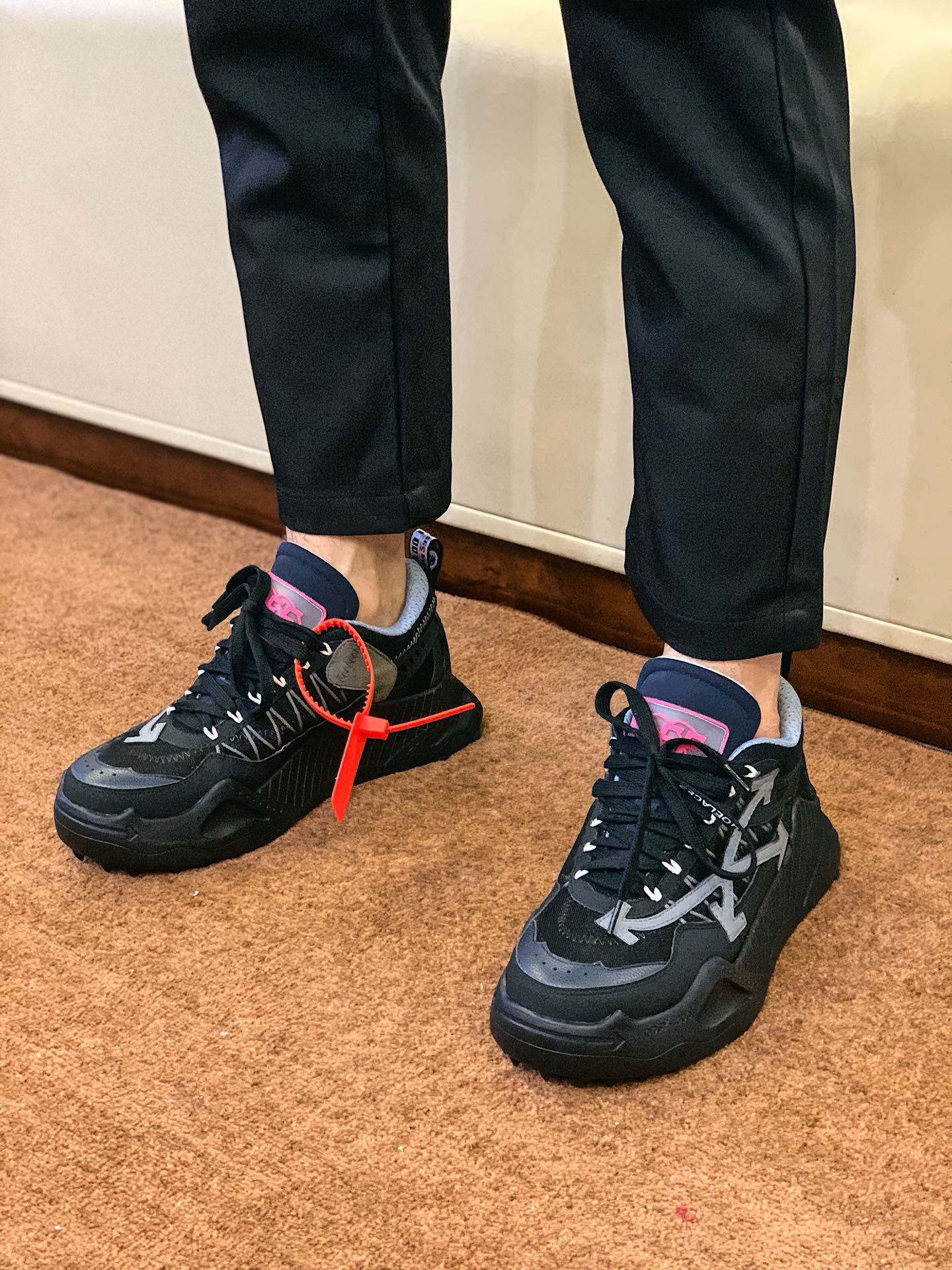 p270 齐色齐色齐色,颜色多多
OFF-WHITE 运动鞋
高版本非福建货
2020 春夏秀款球鞋正式发布独家上线曝光新配色高端版本出货/ 情侣款所有配件均通过定做出产正品裁片 原版比例大箭头定制网眼布双拼牛皮进口机器针车 数控针距精准做工不输大牌里层为高密度透气网眼布/垫脚羊皮私模重工抓地橡胶底 后跟坡度最贴切原版鞋型脱模
TPU大底
码数:男女情侣款35-45
厚底:约4CM 原盒包装配
